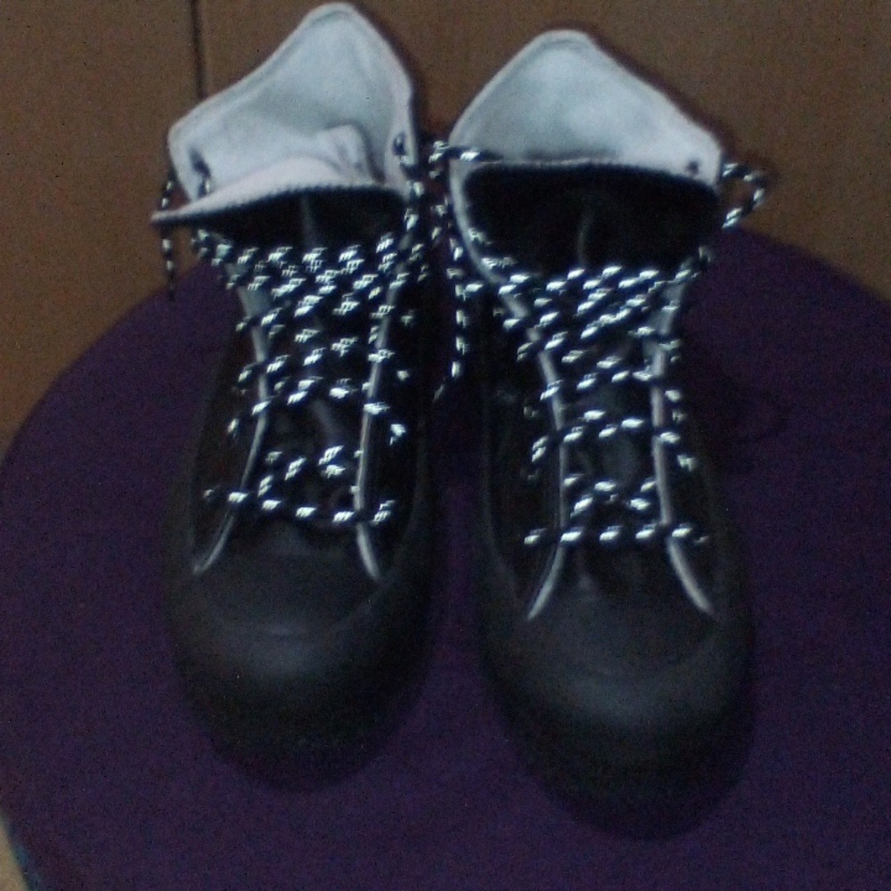He's a brand new going to have a box of Converse unisexual women and men